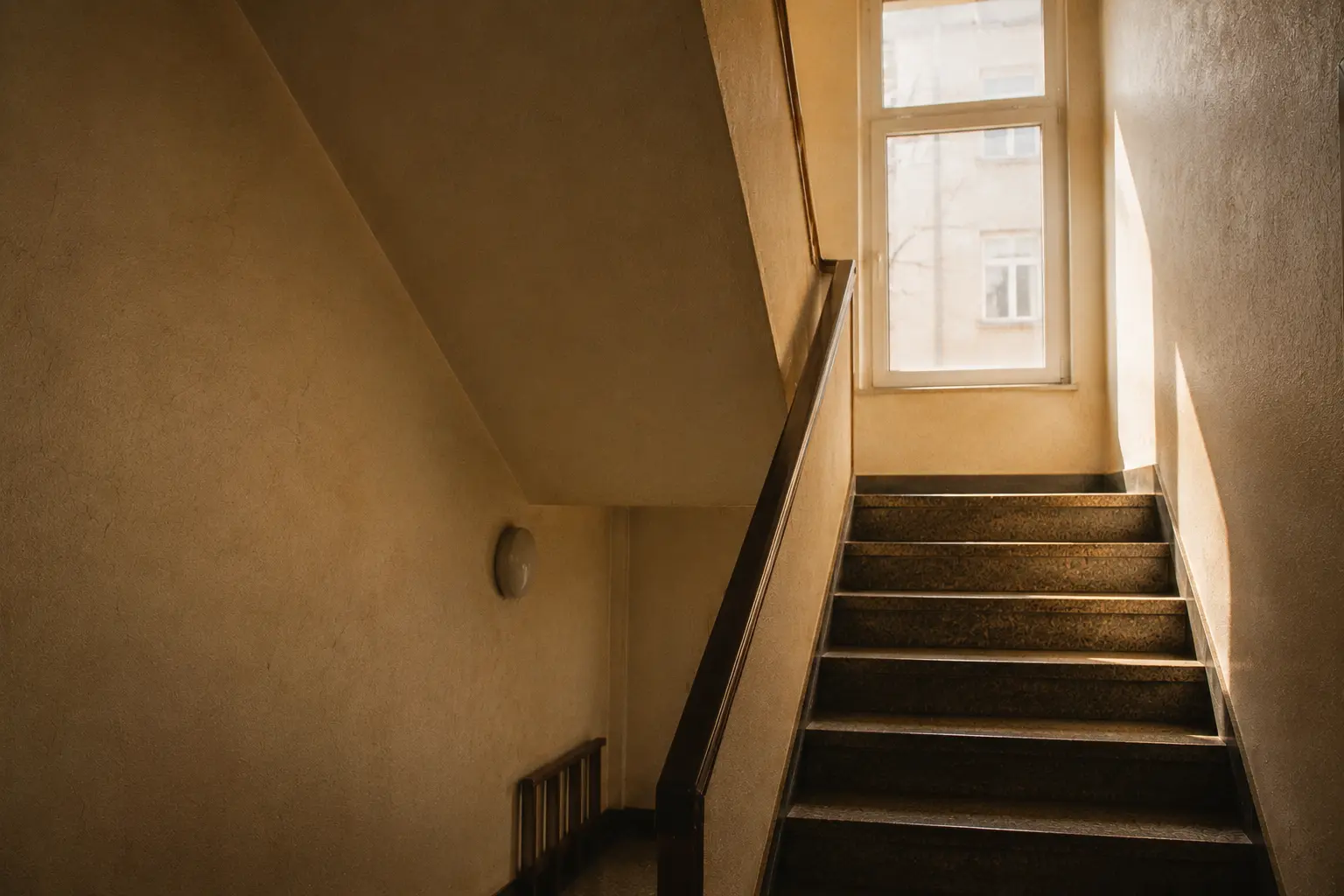 Das Treppenhaus eines alten Bremerhavener Wohnhauses, im warmen Nachmittagslicht